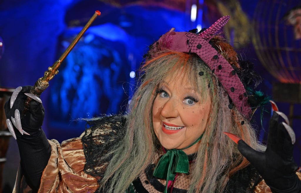 Angelika Mann in der Rolle als „Märchenrätselhexe“ während einer Fernsehproduktion. (Archivbild)