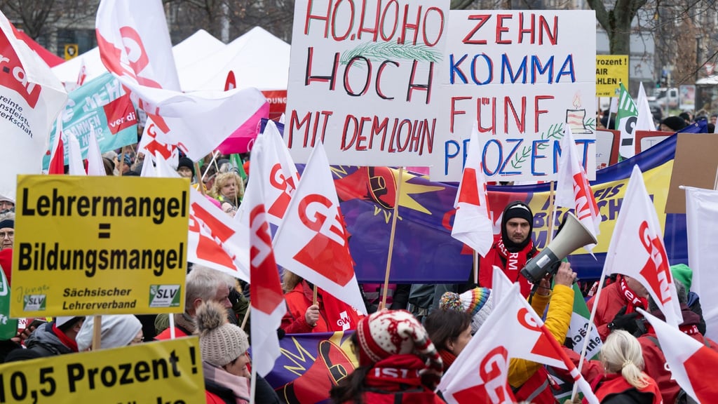 Die Zahl der Teilnehmer ist vor der Kundgebung am Postplatz in Dresden am Freitagmorgen noch ungewiss. (Symbolbild)