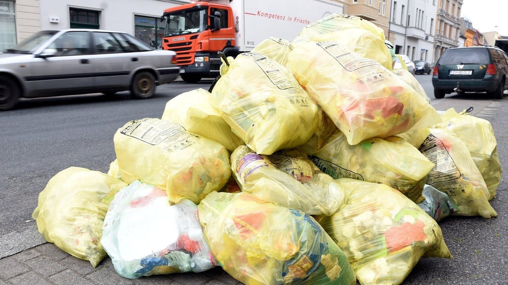 Zuletzt hatten sich an manchen Stellen im Landkreis Anhalt-Bitterfeld die Gelben Säcke gestapelt. 