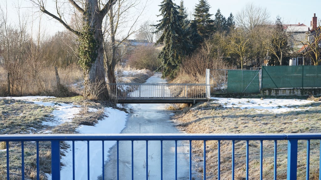 Die kleine Fußgängerbrücke in Elbeu ist komplett gesperrt. 
