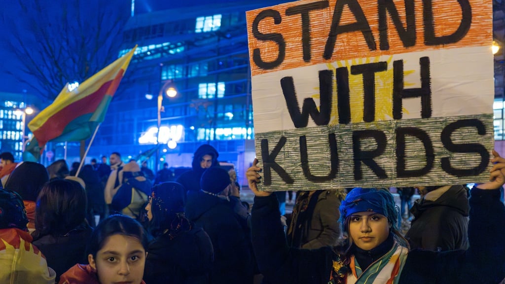 Seit Tagen demonstrieren in Berlin Hunderte Menschen für das im Norden Syriens gelegene kurdische Rojava. (Archivbild)