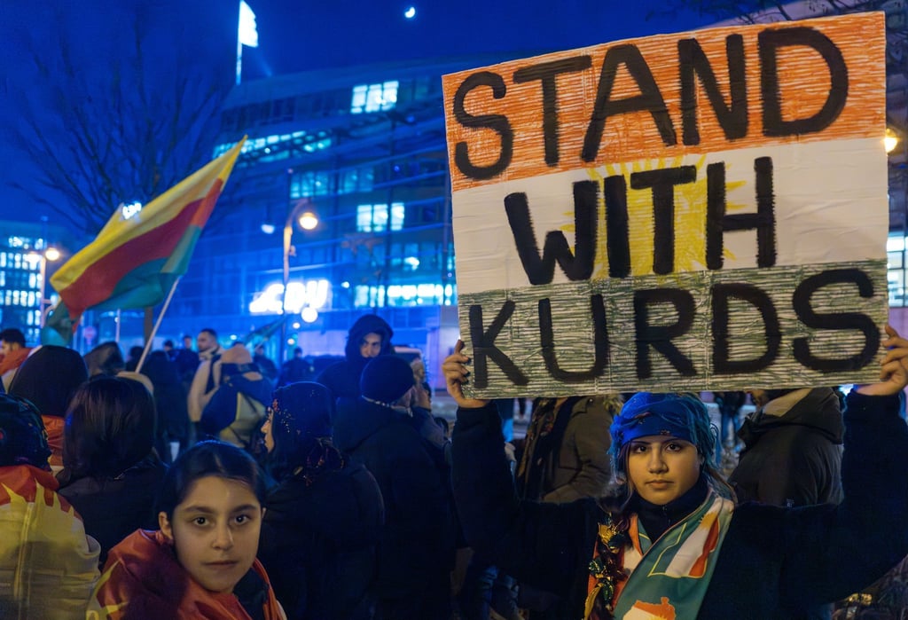 Seit Tagen demonstrieren in Berlin Hunderte Menschen für das im Norden Syriens gelegene kurdische Rojava. (Archivbild)