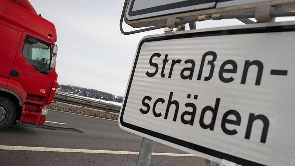 Das Winterwetter hat für Schäden an der Autobahn 27 gesorgt. (Archivbild)