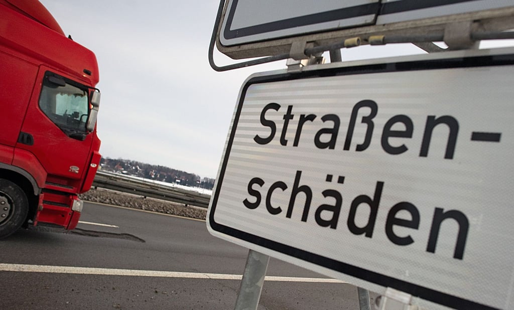 Das Winterwetter hat für Schäden an der Autobahn 27 gesorgt. (Archivbild)