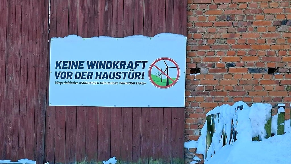 Mit solchen Plakaten protestiert die Bürgerinitiative gegen die Windräder im Südharz. 