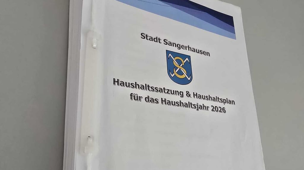 Blick auf den Haushalt für 2026 in Sangerhausen. Das Papier ist viele  Seiten stark. 