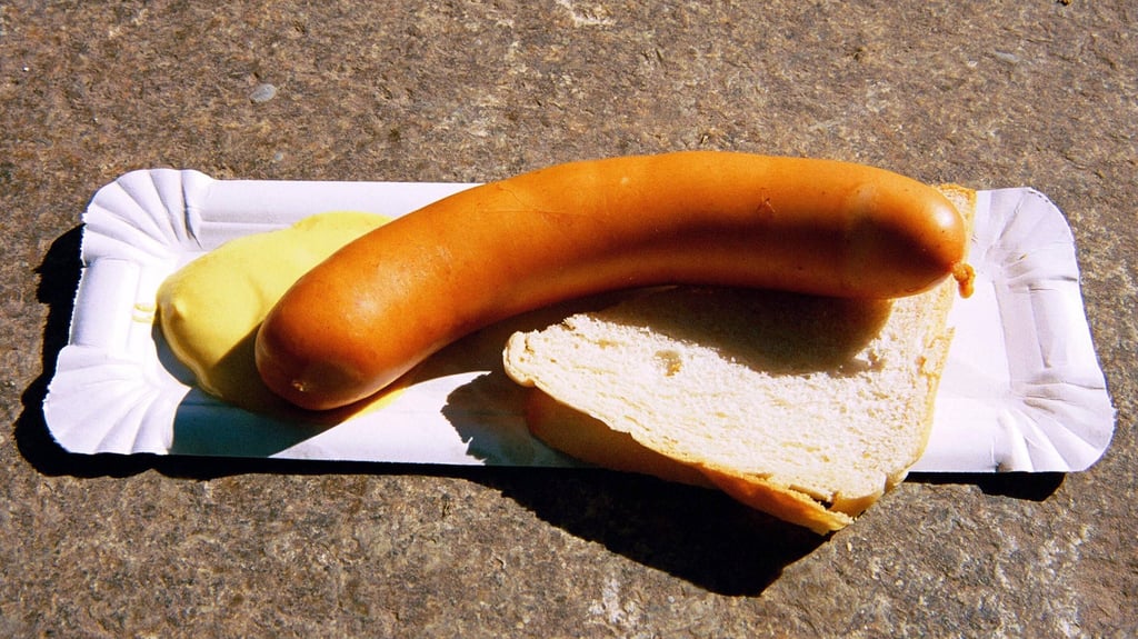Typisch DDR: Eine frisch erhitzte Bockwurst mit einem Klecks würzigem Senf.