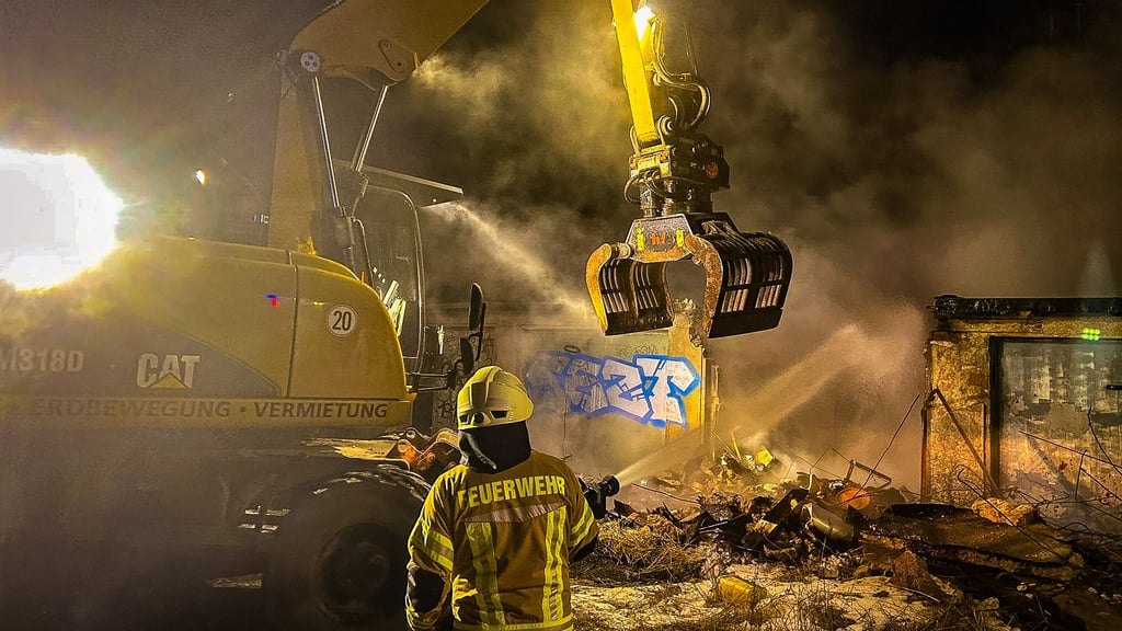 Bei den Löscharbeiten in der Oschersleber Clara-Zetkin-Straße kam auch ein Bagger zum Einsatz.