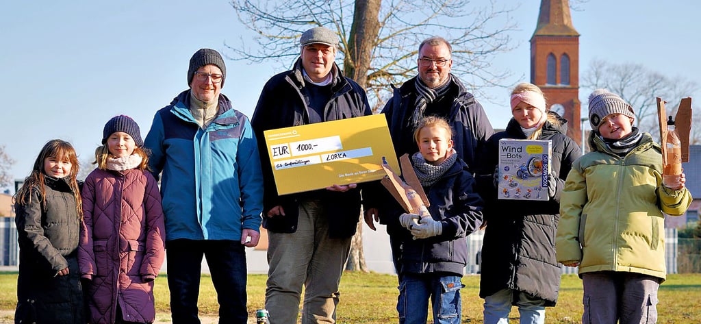 Lorica-Geschäftsführer Bernd Panzer überreicht der Grundschule Großmühlingen einen Spendencheck in Höhe von 1.000 Euro und einen Satz Experimentierkästen zum Thema Erneuerbare Energien für den Werkunterricht. 