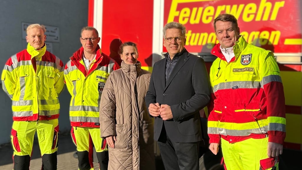 Rettungssanitäter Lukas Hänelt, NotfallsanitäterThomas Ermisch, Anja Oberhack und Johannes Brumm vom Krankenhaus St. Marienstift sowie Enrico Otterstein, Verantwortlicher für die Rettungsdienstorganisation der Berufsfeuerwehr Magdeburg, bei der Übergabe der neuen Rettungswache.