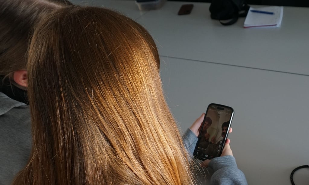 Nur noch kurz ein Video gucken: Für Marie und ihre Mitschülerinnen ist das Smartphone vor allem ein Mittel gegen Langeweile. 