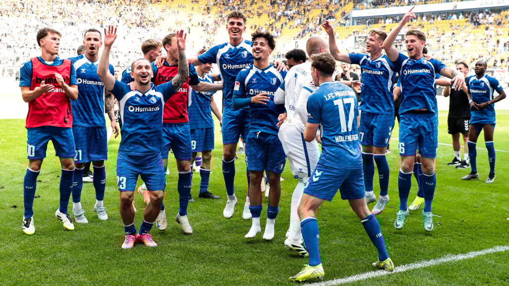 Die Spieler des 1. FC Magdeburg wollen wie hier im Hinspiel auch am Samstagabend mit den Fans den so schmackhaften Derby-Sieg bejubeln.
