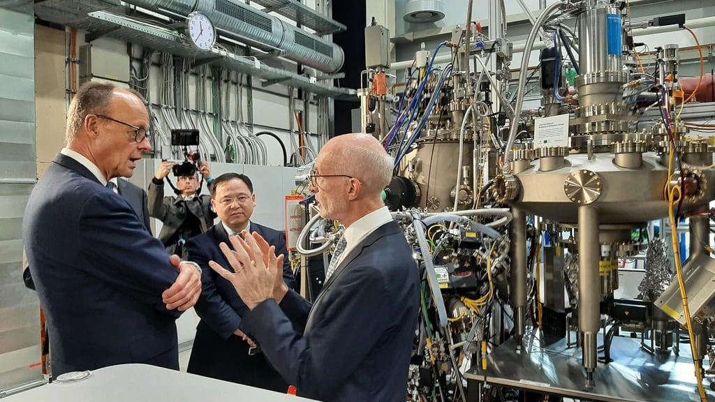 Bundeskanzler Friedrich Merz in der Experimentierhalle des Max-Planck-Instituts in Halle - bei einem seiner drei Besuche in der Stadt in den vergangenen Monaten.