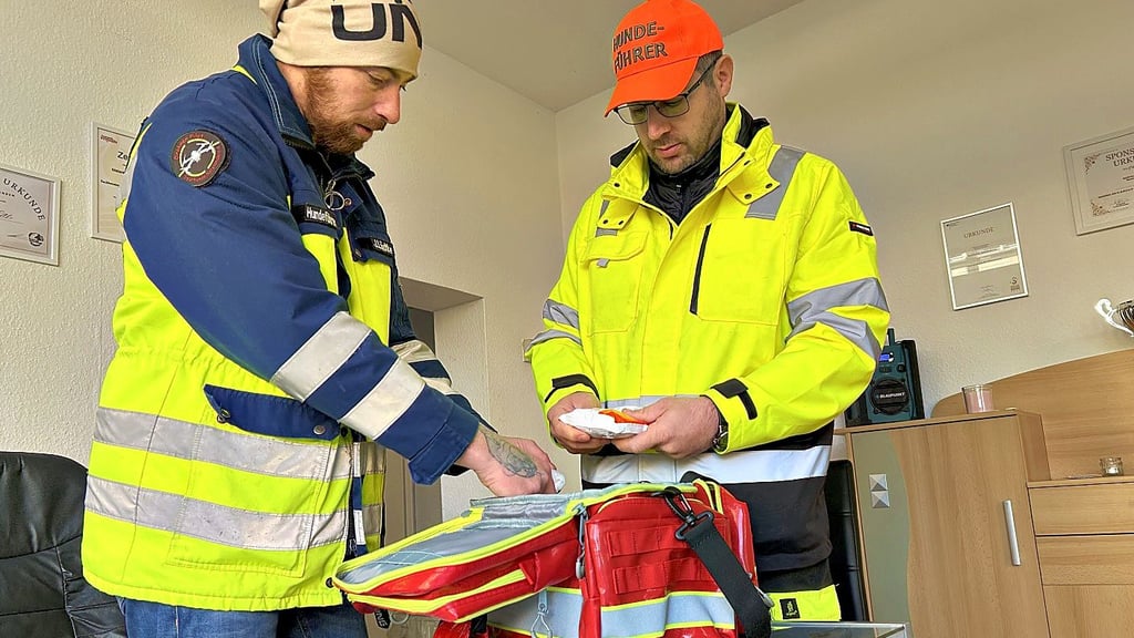 Jens Lüdtke (links) und Michael Vorweg vom Verein Spürhunde Salzlandkreis überprüfen die Erste-Hilfe-Tasche auf Vollständigkeit.