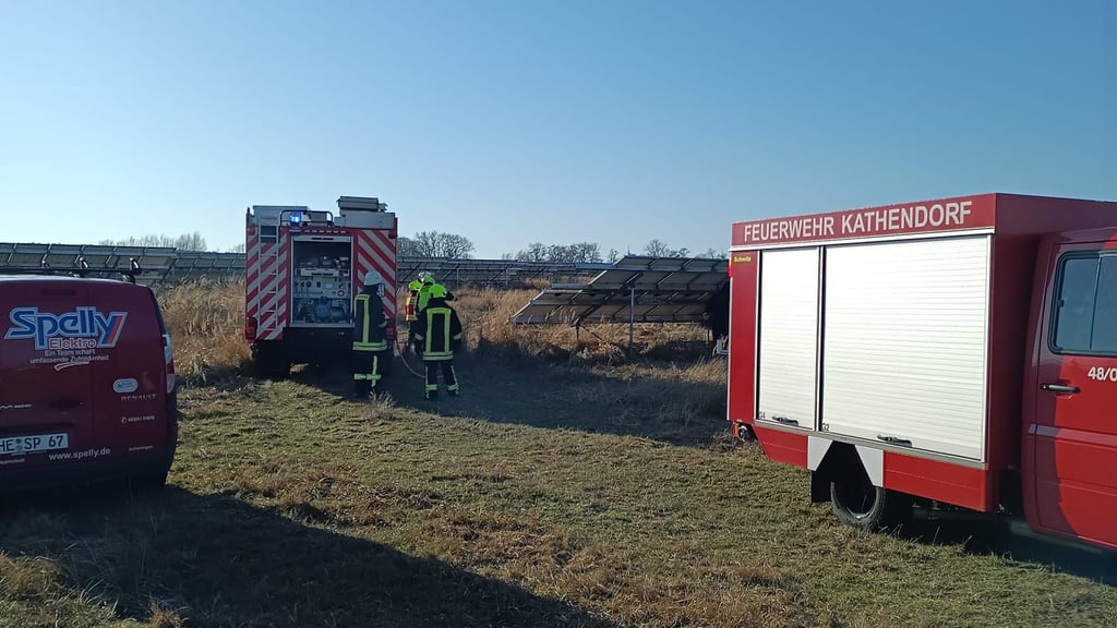 Mehrere Ortsfeuerwehren arbeiten zusammen, um den Brand an der Solaranlage zu löschen.