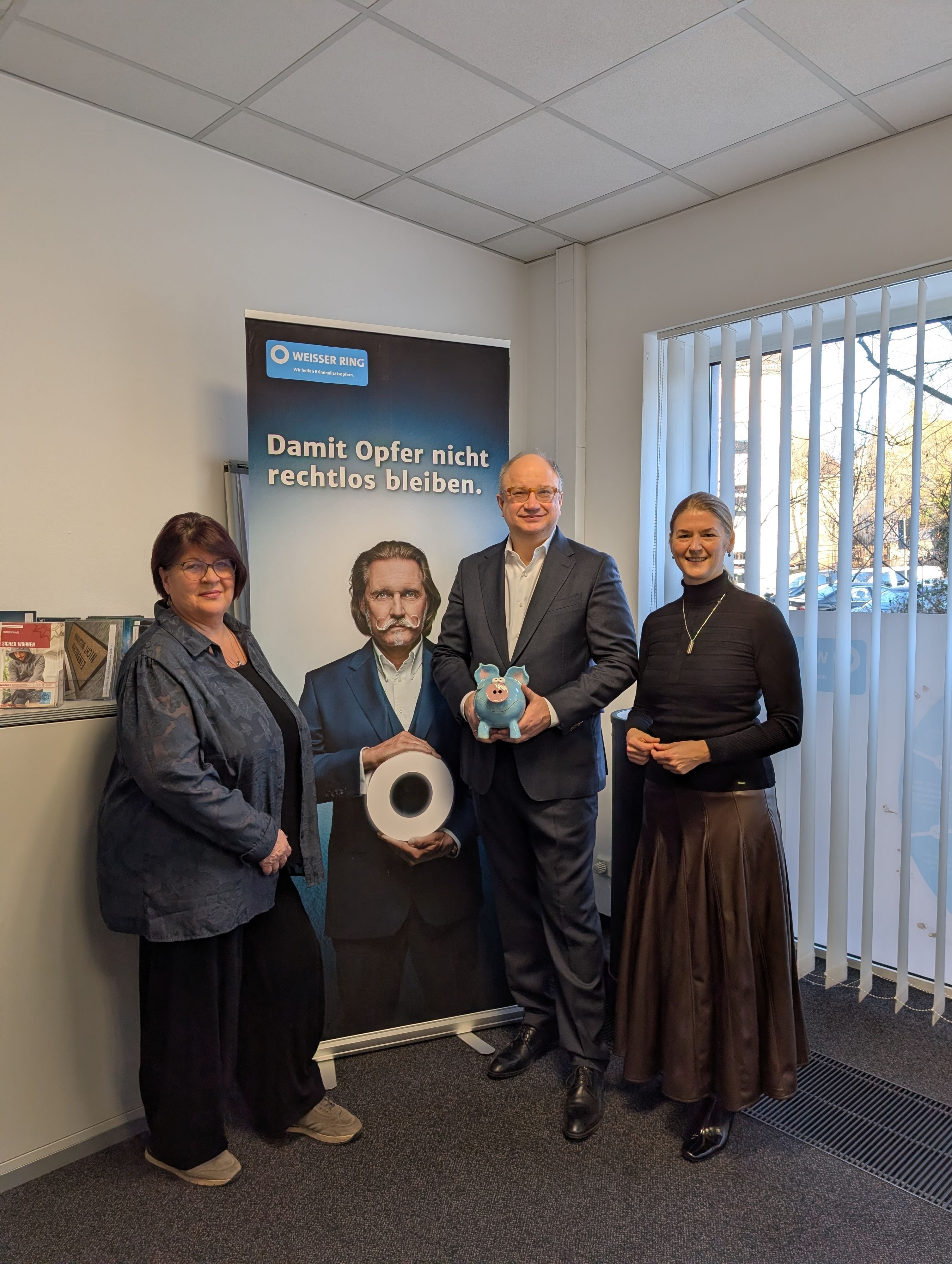 Hilfe für Opfer: Investitionsbank spendet 1.000 Euro an den Weissen Ring
