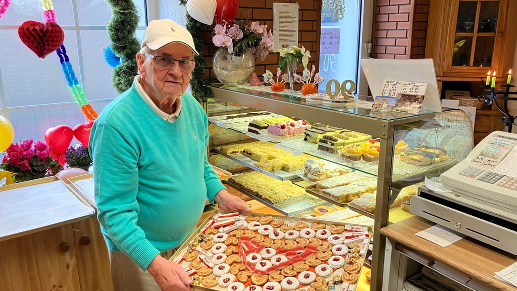 Friedrich Barthold hat Plätzchen für die gratulierenden Mädchen und Jungen aus der Kindertagesstätte vorbereitet. 