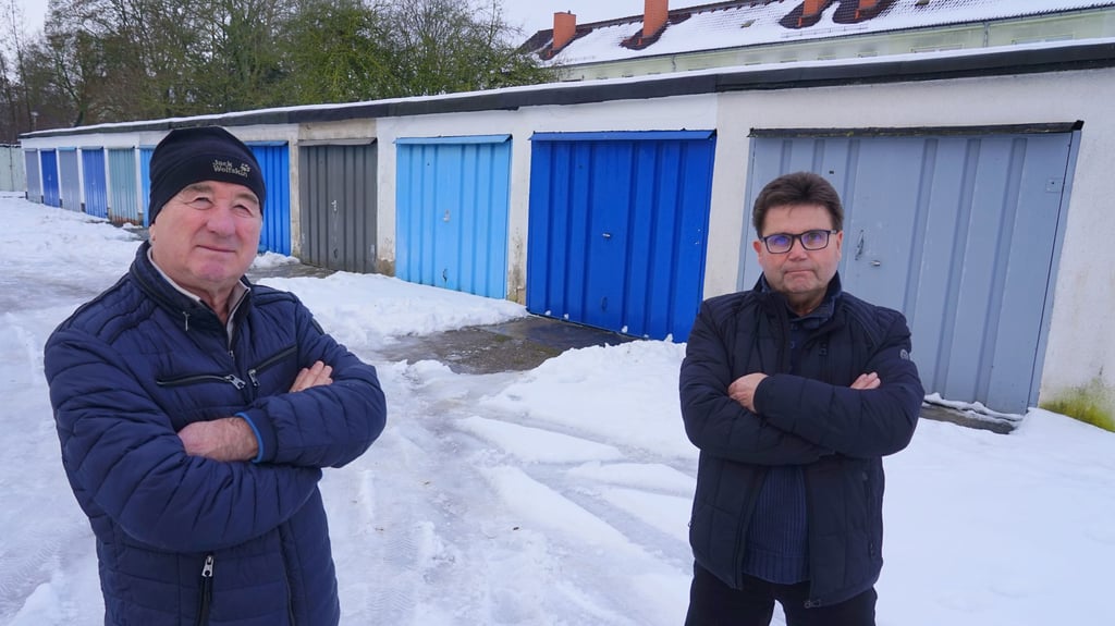 Horst Ullrich (73) und Detlef Liß (67) vor den Garagen in der Sangerhäuser Westsiedlung. 
