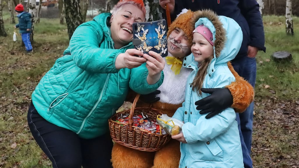 Der Osterhase wartet in Hettstedt auf der Osterwiese und lässt sich auch gern fotografieren. 