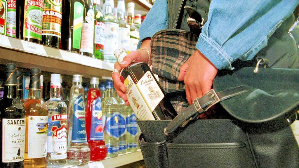 Der Beschuldigte soll im Ascherslebener Netto-Markt mehrere Getränke gestohlen haben.