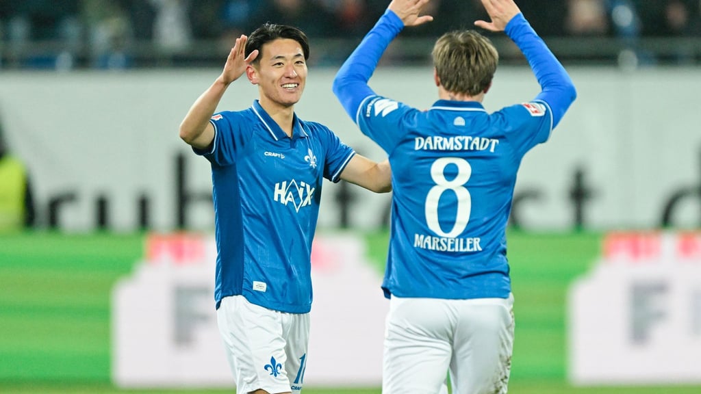 Torschützen unter sich: Hiroki Akiyama (l) und Luca Marseiler.