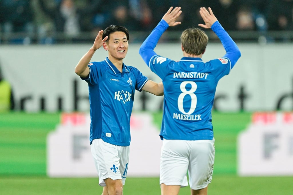 Torschützen unter sich: Hiroki Akiyama (l) und Luca Marseiler.