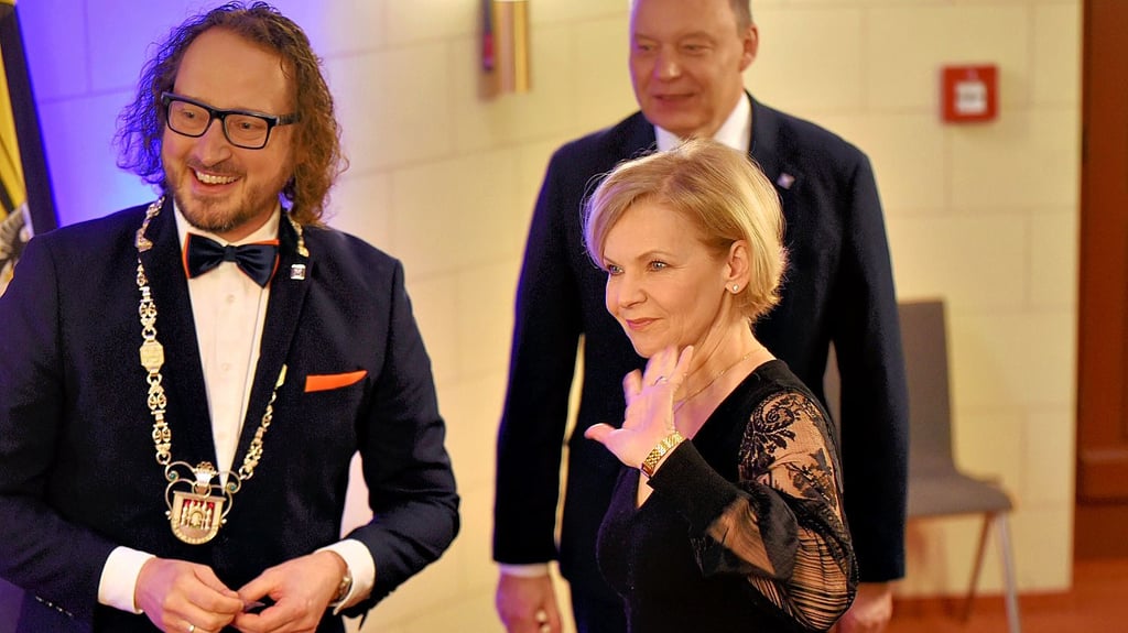 Andrea Kathrin Loewig wird vom Oberbürgermeister begrüßt.