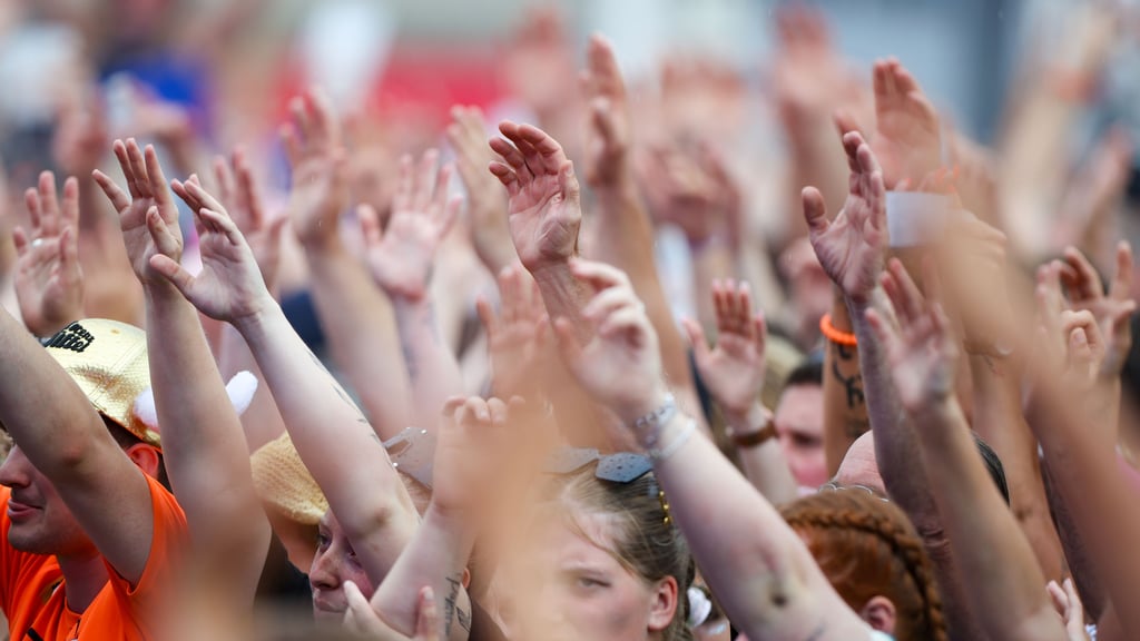 Elektronische Beats, Flugzeugkulisse und Festivalfeeling: Das "Fly With Me Festival" kehrt zurück nach Leipzig.