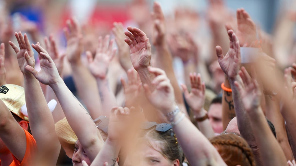 Elektronische Beats, Flugzeugkulisse und Festivalfeeling: Das "Fly With Me Festival" kehrt zurück nach Leipzig.