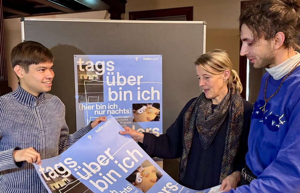 Professorin Stephanie Kiwitt (Mitte) mit den beiden Burg-Studenten Olivier Conrad (l.) und Paul Melzer (r.). Sie und weitere Studierende haben die Ausstellung über Wohnungslosigkeit gestaltet. 