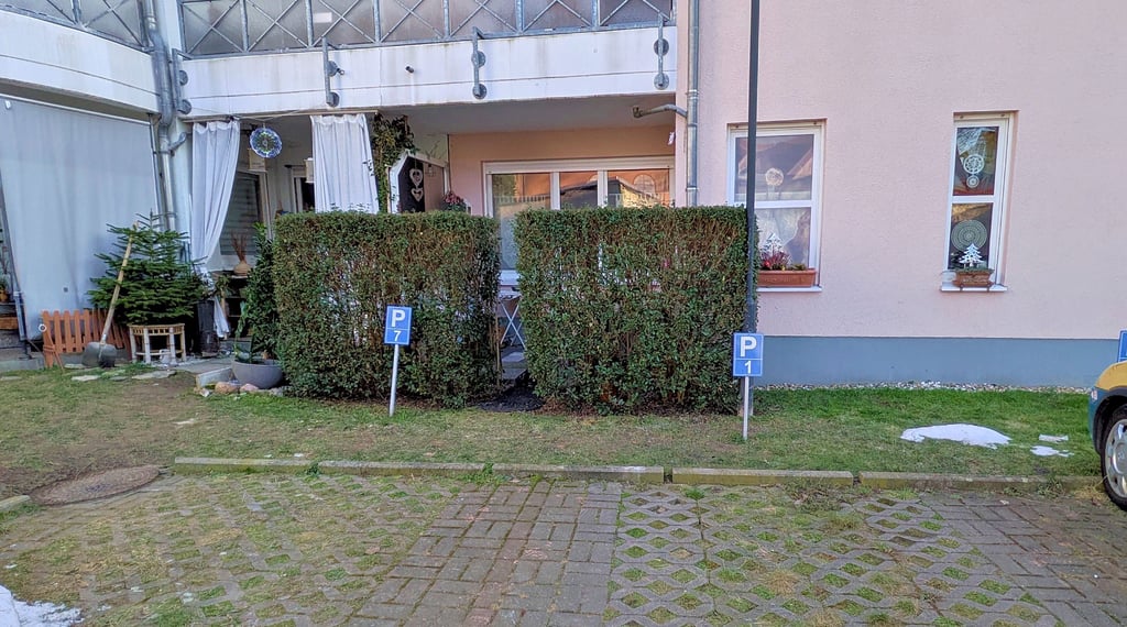 Diese Hecke grenzt die Terrasse von Gabriele Kunze zum Parkplatz ab. Wie  das Gewächs hier jemanden stören soll, kann die Rentnerin nicht nachvollziehen.