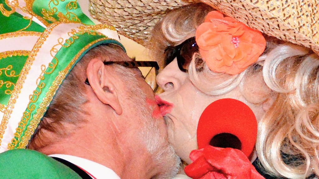 Der ehemalige Vorsitzende des Froser Carnevals Clubs (FCC), Robert Brandt (links), musste im Lauf der vielen Jahre gerade zum Weiberfasching so manches Küsschen über sich ergehen lassen – ob er wollte oder nicht. Die nächste Auflage der Veranstaltung steigt am 13. Februar.