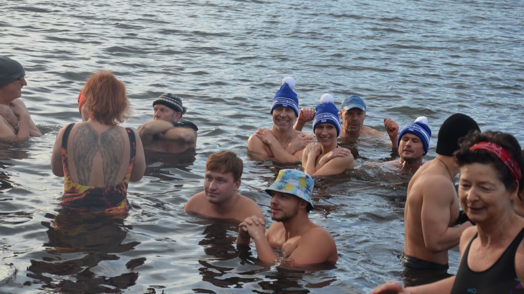 Mehr als 50 Eisbader trauten sich in den zwei bis drei Grad kalten Schachtsee