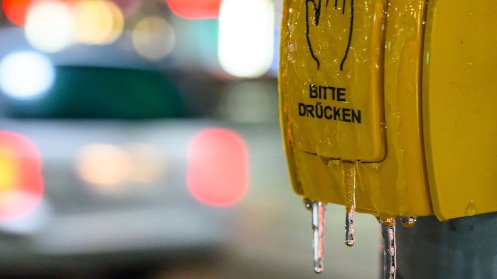 Glatteis auf den Straßen hat am Morgen den Busverkehr zum Erliegen gebracht. (Symbolfoto)