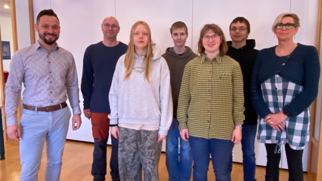 HaWoGe-Chef Daniel Herrmann (links) mit den vier jungen Schwimmern und ihren Begleitern Niels Günther und Peggy Lotz.