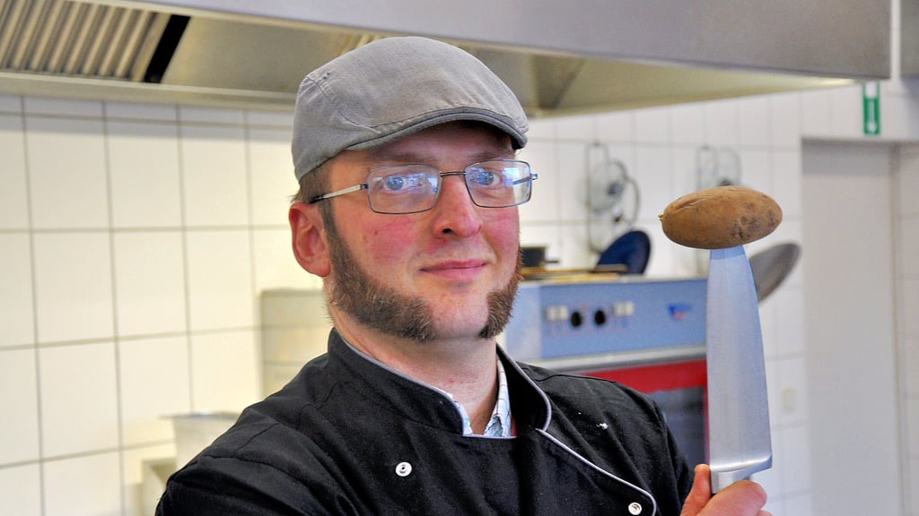 Jens Flögel hat sich mit seinem Catering „KartoffelTopp“ auf Kartoffeln spezialisiert und bereitet in der Küche regelmäßig Gerichte aus der Knolle zu.