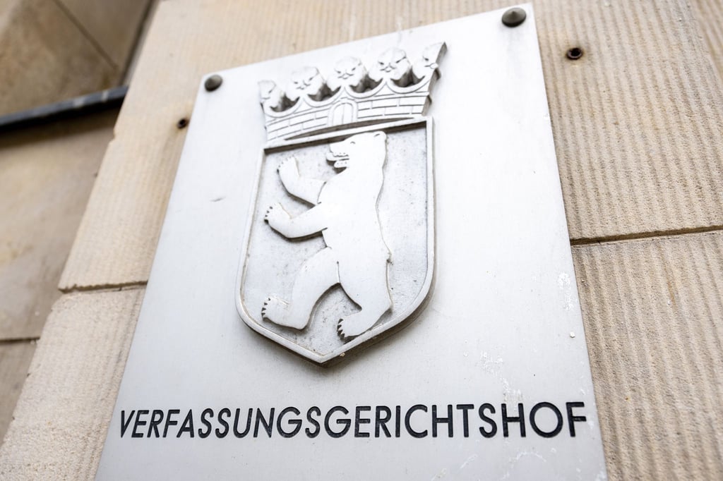 Berlins oberstes Gericht hat den Ausschluss eines AfD-Abgeordneten von einer Sitzung im Abgeordnetenhaus für unrechtmäßig erklärt. (Symbolbild)