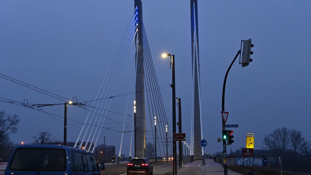 Blick auf die Magdeburger Kaiser-Otto-Brücke.