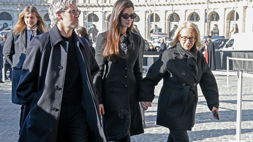 Prominente wie Anne Hathaway trauern um Valentino.