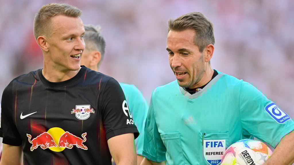 Schiedsrichter Tobias Stieler im Gespräch mit RB-Profi Lukas Klostermann.