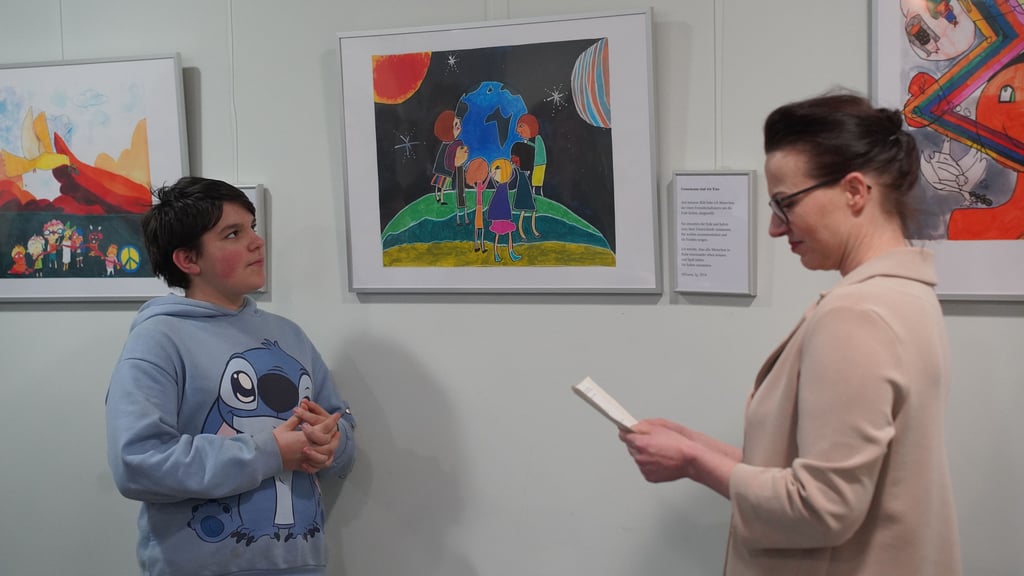 Allisson holte den dritten Platz und präsentiert hier stolz sein Bild. Jana Koch (r.) überreichte den sechs teilnehmenden Kindern der Salzmann-Schule einen Preis.