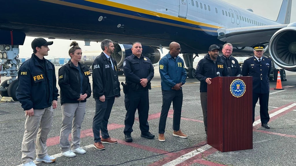 FBI-Direktor Kash Patel spricht auf einer Pressekonferenz über die Verhaftung von Ex-Snowboarder und mutmaßlichem Drogenboss Ryan Wedding.
