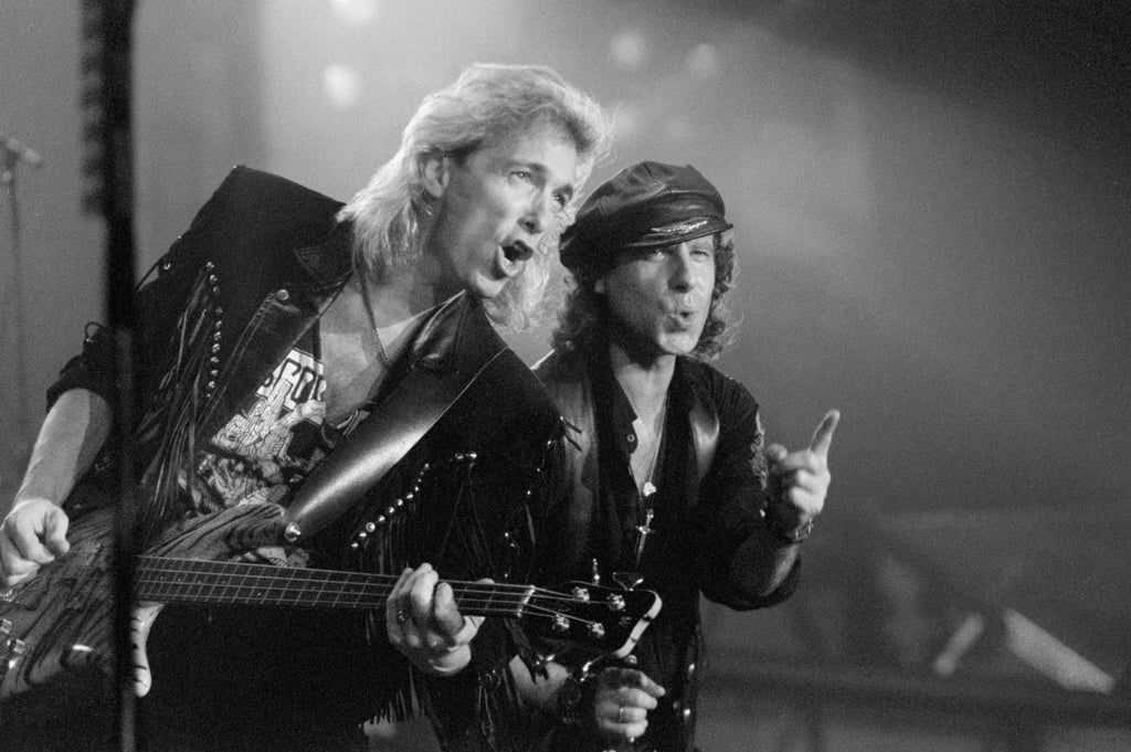 Ex-Bassist Francis Buchholz (l.) mit Scorpions-Frontmann Klaus Meine 1991 in Frankfurt am Main. (Archivbild)