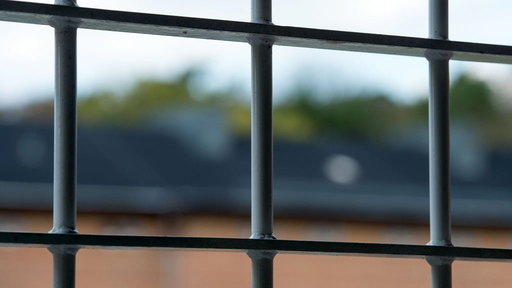 Nach dem mutmaßlichen Missbrauchsfall in einem Maßregelvollzug in Brandenburg wehrt sich die gekündigte ärztliche Leitung gegen Vorwürfe. (Symbolbild)