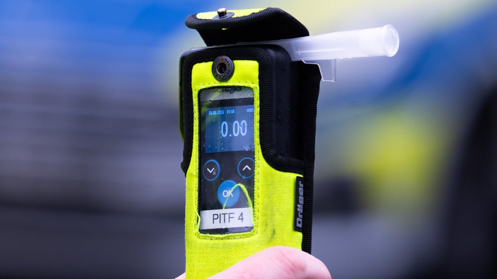 Ein Gerät für einen Atemalkoholschnelltest. In der Nacht zu Freitag haben Polizisten in Weißenfels im Burgenlandkreis einen betrunkenen Fahrradfahrer gleich zwei Mal ertappt (Symbolfoto).