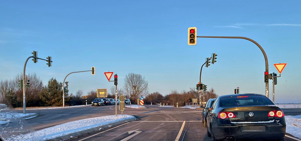 Viele  Ampeln und bis zu fünf Fahrspuren. So ähnlich wie diese Kreuzung bei der Gommeraner Ortsumgehung  könnte die Anbindung des Wörmlitzer Wegs an die Bundesstraße 246a bei Stegelitz aussehen. 