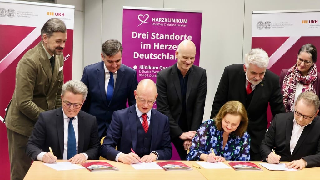 Sie setzten ihre Unterschrift unter den Kooperationsvertrag: (von links) Thomas Bartkiewicz und Matthias Voth für das Harzklinikum sowie Heike Kielstein, Dekanin der Medizinischen Fakultät in Halle und  Matthias Janda, Ärztlicher Direktor der Uniklinik Halle. 