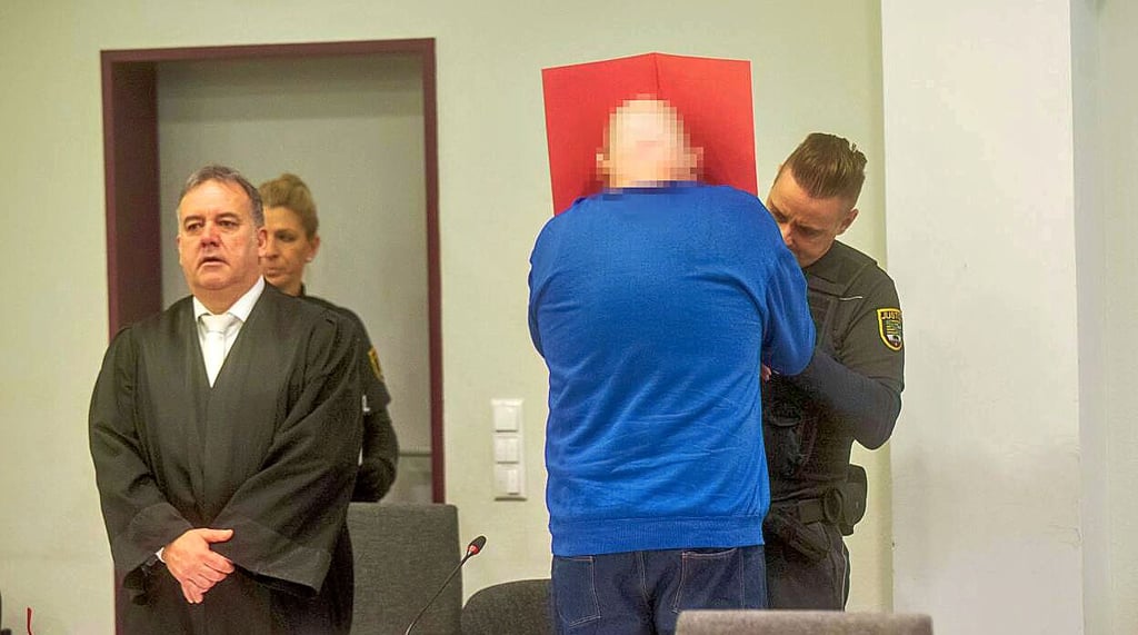 Der Karatetrainer zum Prozessauftakt vor dem Landgericht in Dessau. 