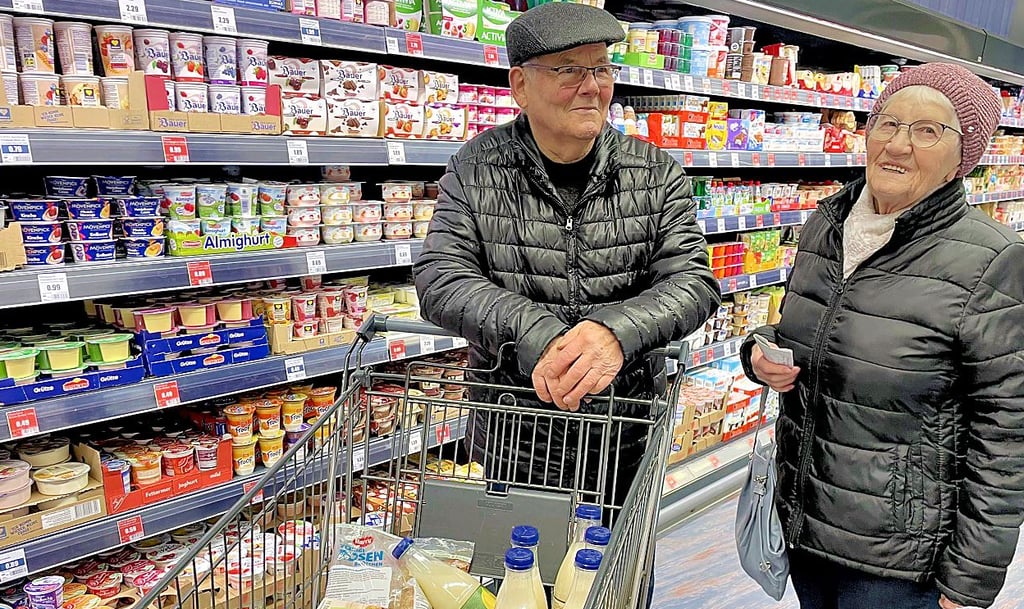 Rosemarie und Hans-Joachim Bergt waren Stammkunden im alten NP und erkundeten gestern nach der „Nah & gut“-Eröffnung die Regale.