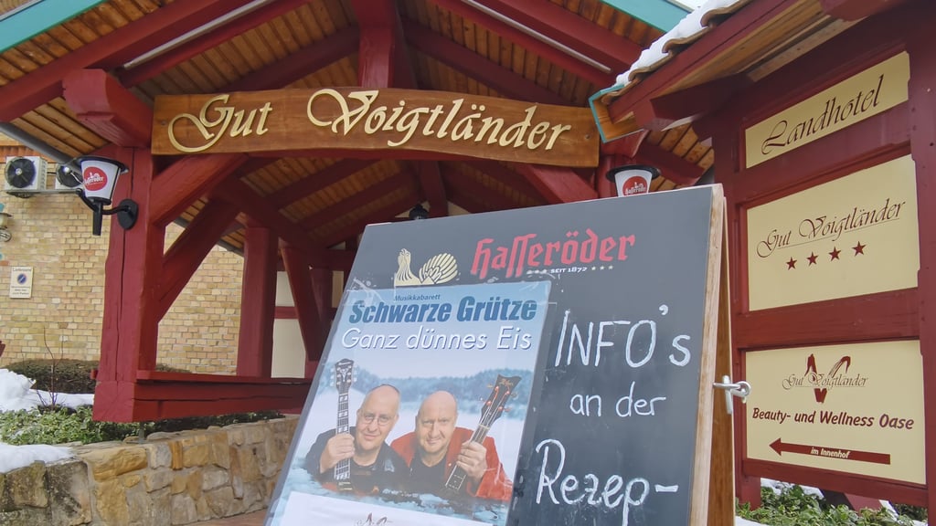 Das Landhotel „Gut Voigtländer“ in Blankenburg lädt auch 2026 zu Kabarettabenden ein. Auch das Duo "Schwarze Grütze" ist dort wieder zu Gast. 